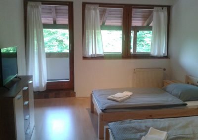Akropolis-Simbach-Fremdenzimmer-Betten-TV-Balkon